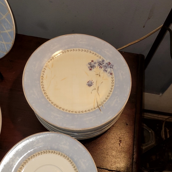 37 Heritage Mint Enchanted Garden China Dishes- great condition - Picture 2 of 7